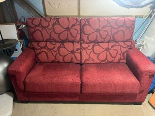 Divano in tessuto rosso con cuscini