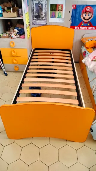 Cama juvenil naranja y cómoda