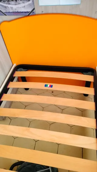 Cama juvenil naranja y cómoda