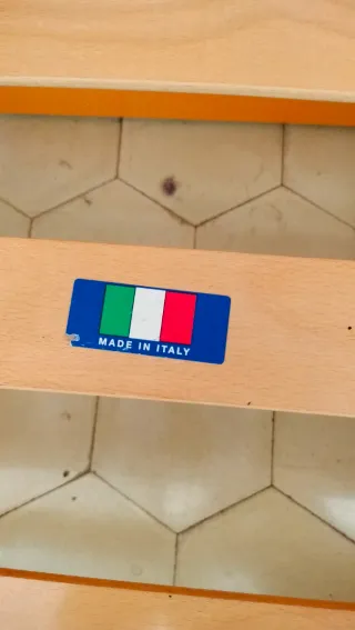 Cama juvenil naranja y cómoda