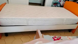 Cama juvenil naranja y cómoda