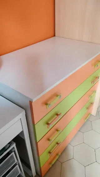 Cama juvenil naranja y cómoda