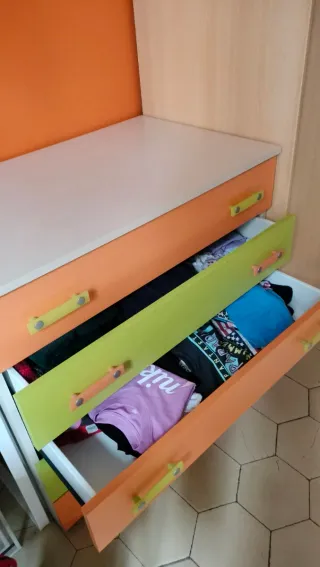 Cama juvenil naranja y cómoda