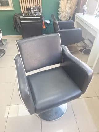 Silla de peluqueria negra con elevador
