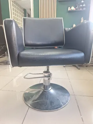Silla de peluqueria negra con elevador