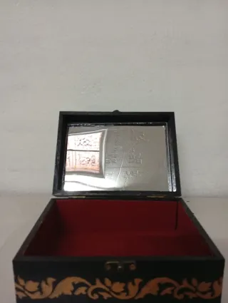 Caja de madera negra decorada a mano