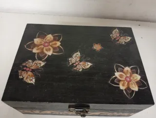 Caja de madera negra decorada a mano