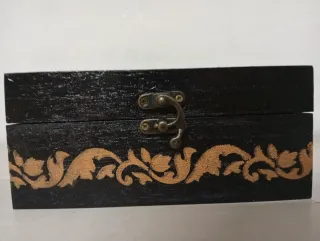 Caja de madera negra decorada a mano