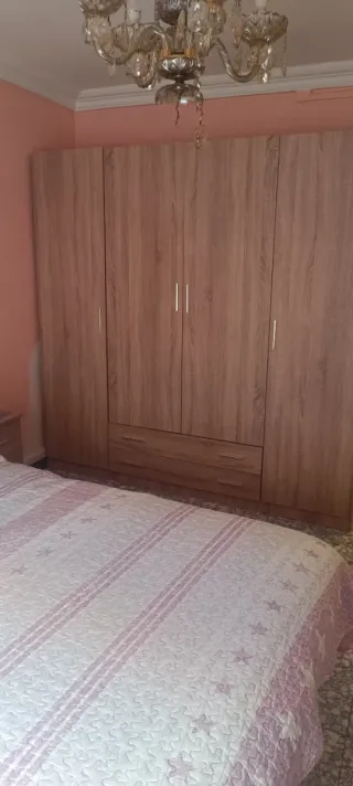 Armario de madera y cama matrimonio