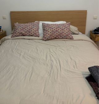 Cama de matrimonio de madera.