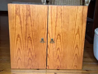 Armario de madera con puertas