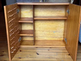 Armario de madera con puertas