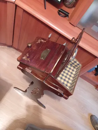 Mesa de costurero de madera antigua