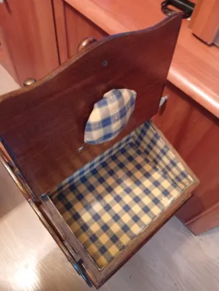 Mesa de costurero de madera antigua