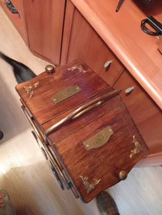 Mesa de costurero de madera antigua