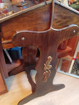 Mesa de costurero de madera antigua