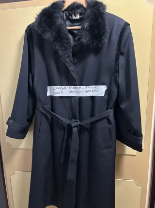Gabardina negra con cuello de piel sintético.