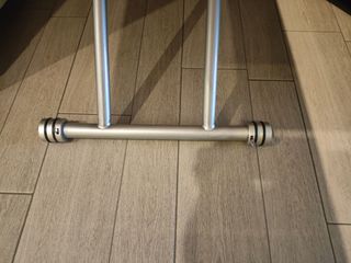 Mesa de cristal regulable en altura