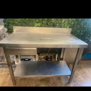 Mesa de acero inoxidable con estante