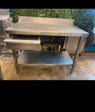 Mesa de acero inoxidable con estante