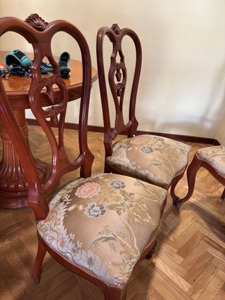 Juego de 4 sillas de madera