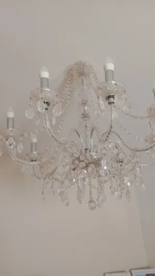 Lámpara de araña de cristal estilo vintage.