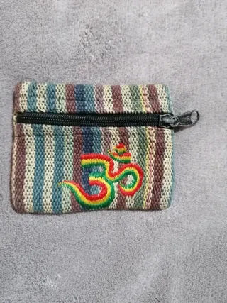 Cartera Om bordado