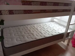 Litera con 2 colchones y almohadas