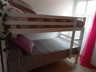 Litera con 2 colchones y almohadas