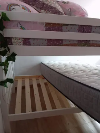 Litera con 2 colchones y almohadas