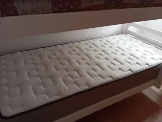 Litera con 2 colchones y almohadas