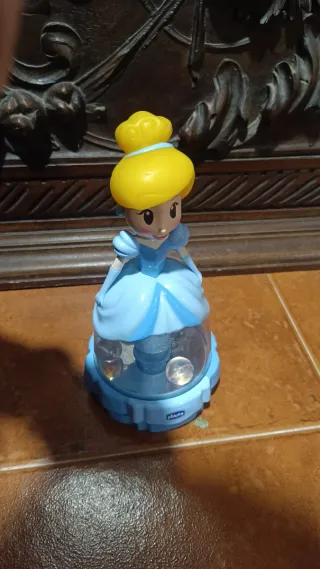 Figura de Cenicienta con Canicas en su interior