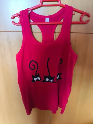 Camiseta roja con gatos negros Talla S