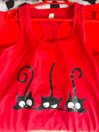 Camiseta roja con gatos negros Talla S
