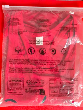 Camiseta roja con gatos negros Talla S