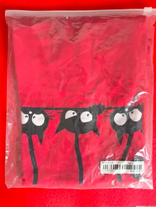 Camiseta roja con gatos negros Talla S