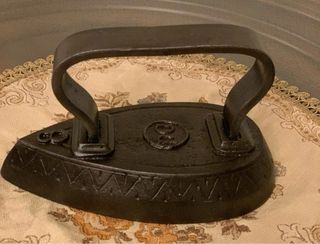 Plancha antigua de hierro fundido