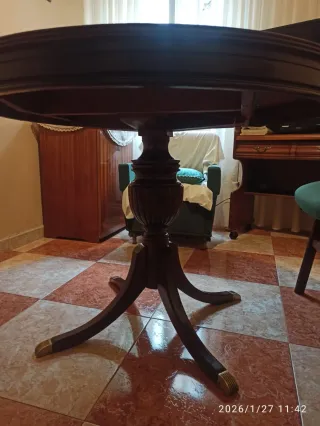 Mesa de comedor de madera