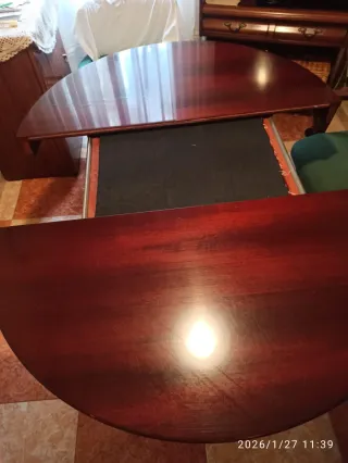 Mesa de comedor de madera