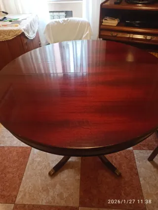 Mesa de comedor de madera