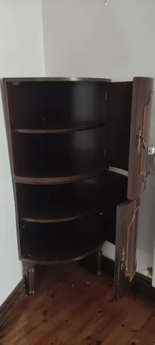 Mueble esquinero de madera oscuro.