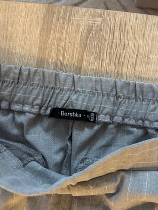 Pantalón gris con rayas