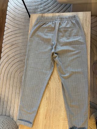 Pantalón gris con rayas