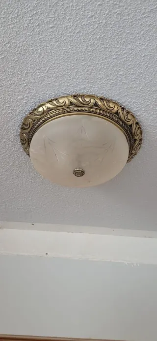 Lámpara de techo dorada y transparente