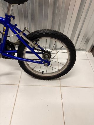 Bicicleta infantil azul y amarilla