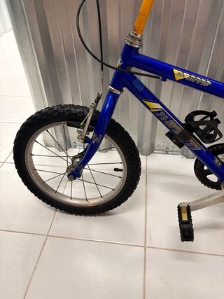 Bicicleta infantil azul y amarilla