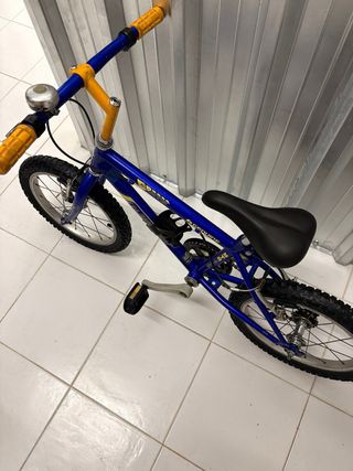 Bicicleta infantil azul y amarilla