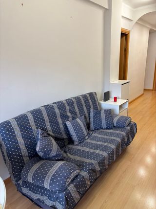 Sofá de tela azul de tres plazas