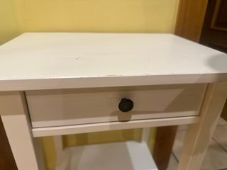 Mesita de noche blanca con cajón