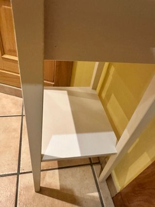 Mesita de noche blanca con cajón